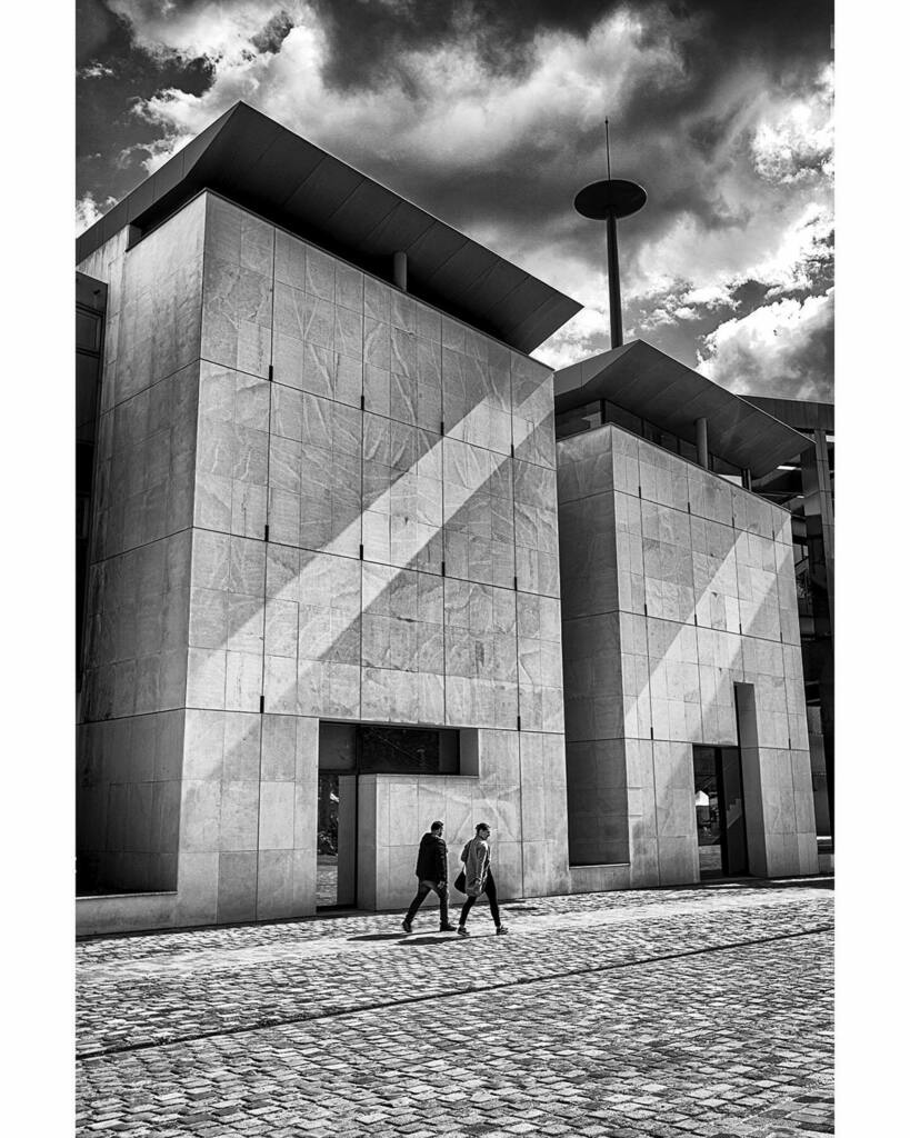 SlyDeshaies's tweet photo. Parce que #Paris ce n’est pas que de vieilles pierres 
-
-

#streetphoto_bnw #paris #parisbnw #passageparisien #passagepanoramas  #parisphoto #sonyalphauser !#excellent_bnw #streetphotography #streetofparis #blackandwhite #blackandwhitephotography #urbain #bnw_city #bnw_univ… https://t.co/AzgeKy7YEN