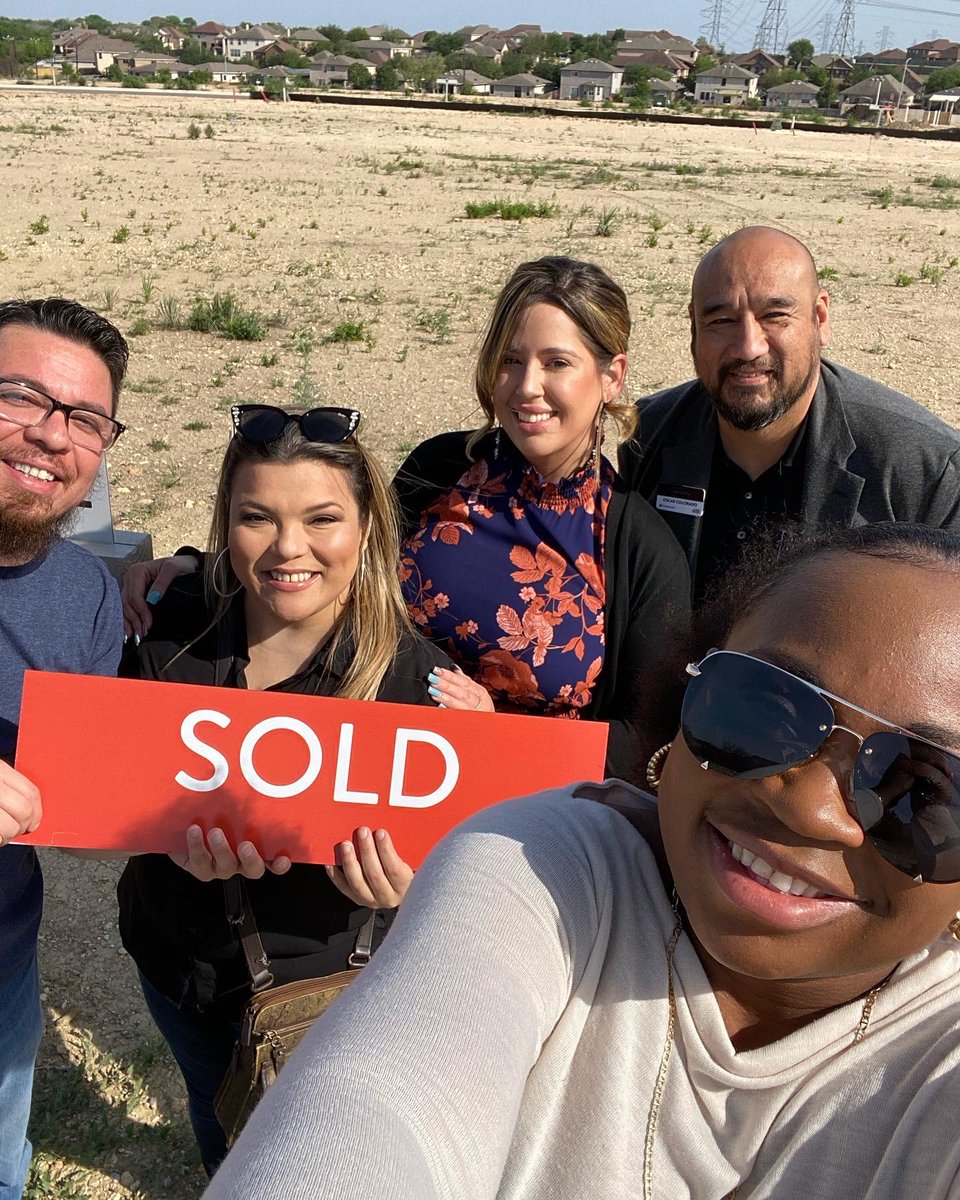 Jadajadetv's tweet photo. Congratulations to Jenny & Jeff on their brand new VIEW Home!! Thank you for allowing me to help you find your forever home!
Thank you Oscar for going above and beyond for my clients, it was a pleasure working with you!!
#amrgroup #viewhomes #buyrealestate #foreverhome #Satx https://t.co/LZFdmT33wn