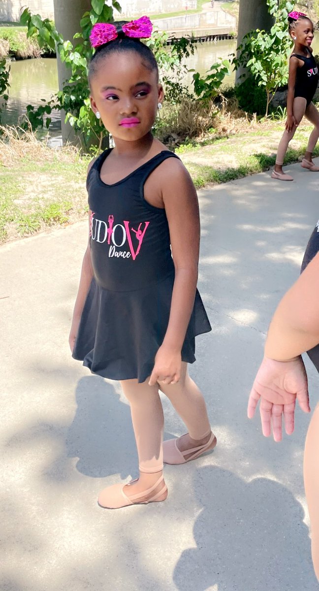 Mrs_Cooper_SME's tweet photo. My whittle dancer! So happy to see her back doing what she loves!!!
#StudioVDance #StudioVTakesLA #SVDLevelUp #dance #dancers #danceislife #dancestudio #houston #houstondance #texas #blackgirlmagic https://t.co/AWgdPpCBjL