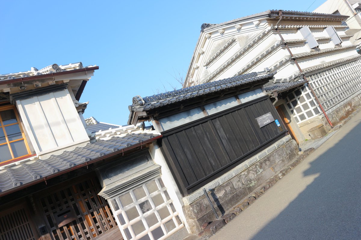 KameCo38's tweet photo. 四国一周 電チャリの旅🚲
 Day15 室戸→高知 78km

【吉良川町】
ツアー最後の朝は文化的に始まる☀
古い町並みは、何処もほっこりするから不思議♥

ここは���物の途中から謎の瓦が突出💡
水切り瓦といい雨や日差しから壁を守るらしい
華やかなですねぇ✨

#旅行 #高知県

🎁by #NPO法人仁淀ブルー 様 https://t.co/vMvwe5bJgs