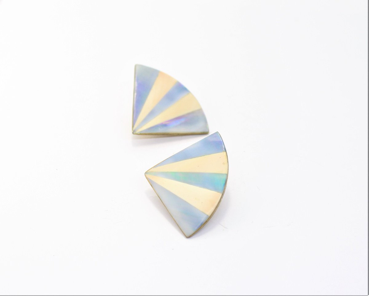 Vntgbling's tweet photo. Excited to share the latest addition to my #etsy shop: Clip On earrings Blue White Irradiance Color Clip On Earrings Item CB 10262A https://t.co/DHQAKna9AI #white #blue #no #clipon #earlobe #vintagejewelry #vintageearrings #weddingearrings #promearrings https://t.co/nYmAIm4Srt