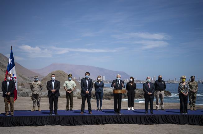 sebastianpinera's tweet photo. En Iquique promulgamos #NuevaLeyMigraciones que nos permitirá poner orden en nuestra casa con un mensaje fuerte y claro: Bienvenidos migrantes legales q vienen a contribuir al desarrollo de Chile. 

No permitiremos inmigración ilegal ni el ingreso de delincuencia o narcotráfico. https://t.co/q7gF175Ui3