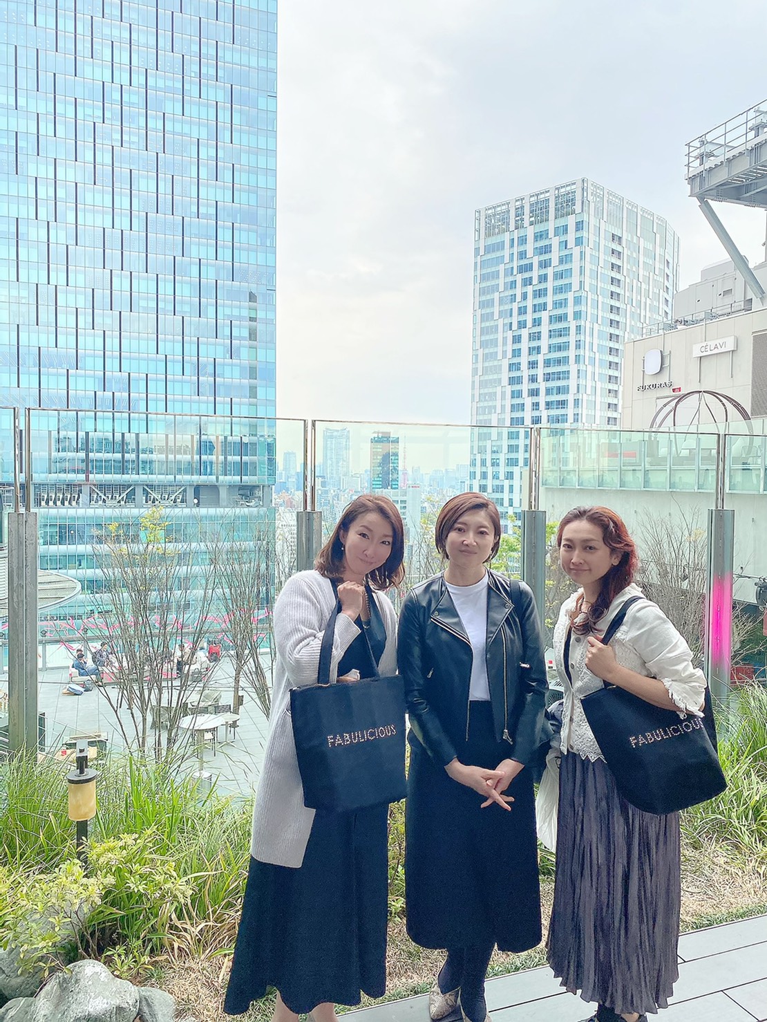 Misaki Matsui 松井みさき 写真映像作家 いつも英語字幕や翻訳でお世話になっている元同僚でプロ翻訳のayumi Tsuzukiちゃんがスワロフスキーを使った Blingme という保冷バッグの商品の企画 英訳を手がけました Fabulous X Delicious 素晴らしい X