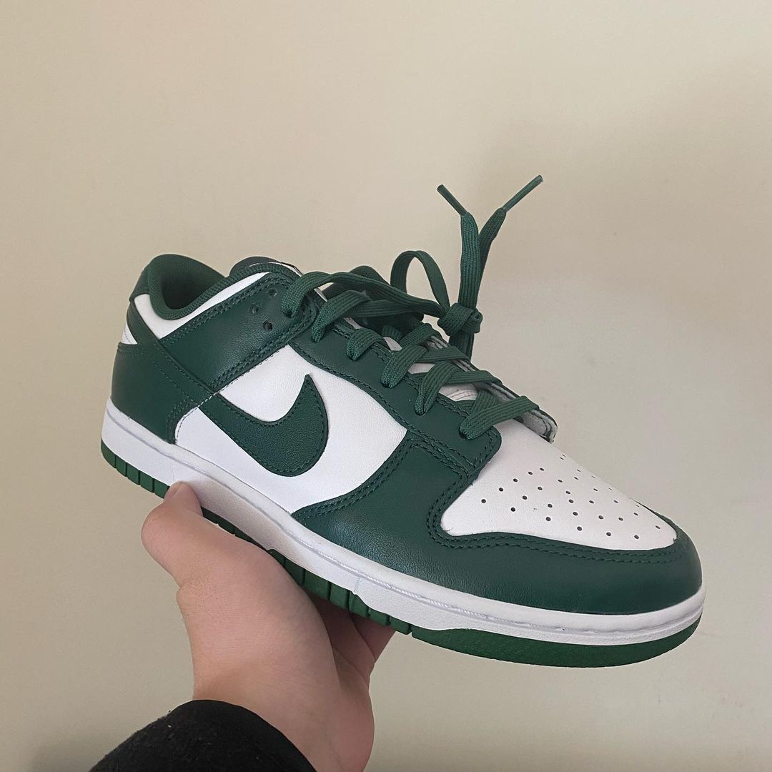 JustFreshKicks's tweet photo. In Hand Look at the Nike Dunk Low “Team Green” https://t.co/8O9m7yzq49 https://t.co/lWP8rdzIyS
