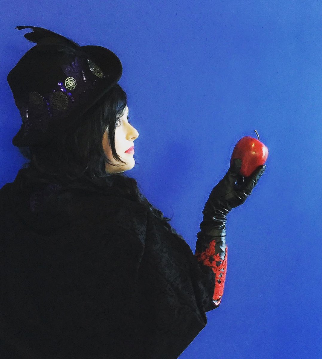 MissElisaFace's tweet photo. Episode 9 of #onceuponarewatch posted today &amp; I promised to share a throwback to my Regina costume once it was posted 🍎 Gosh this was such a good look. Six years later and I still love this costume! ✨

Photos by @legs_mccoy 

#onceuponatime #ouatcosplay https://t.co/0Ndw5jEQw5