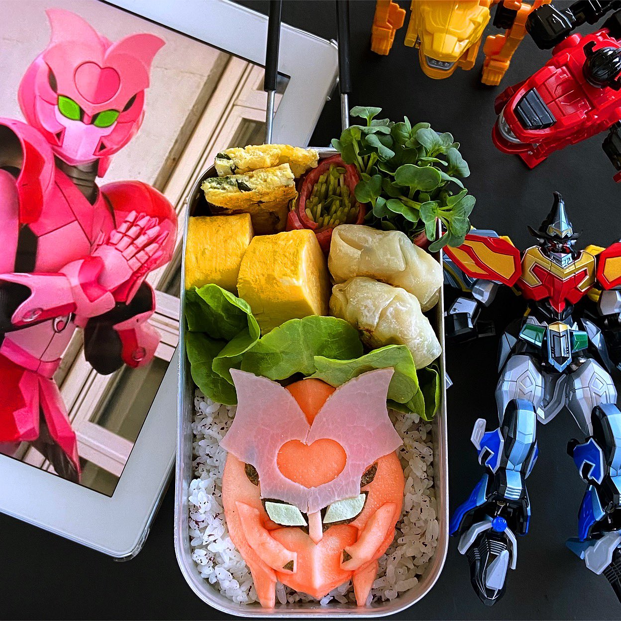 いなばまことさんのツイート 今日のお弁当 キャラ弁 機界戦隊ゼンカイジャー 玉子焼き ニラ饅頭など ゼンカイジャー の紅一点 マジーヌ はんぺんを削り出して作りました マジレンジャー モチーフで好きなキャラです お弁当 弁当 手作り