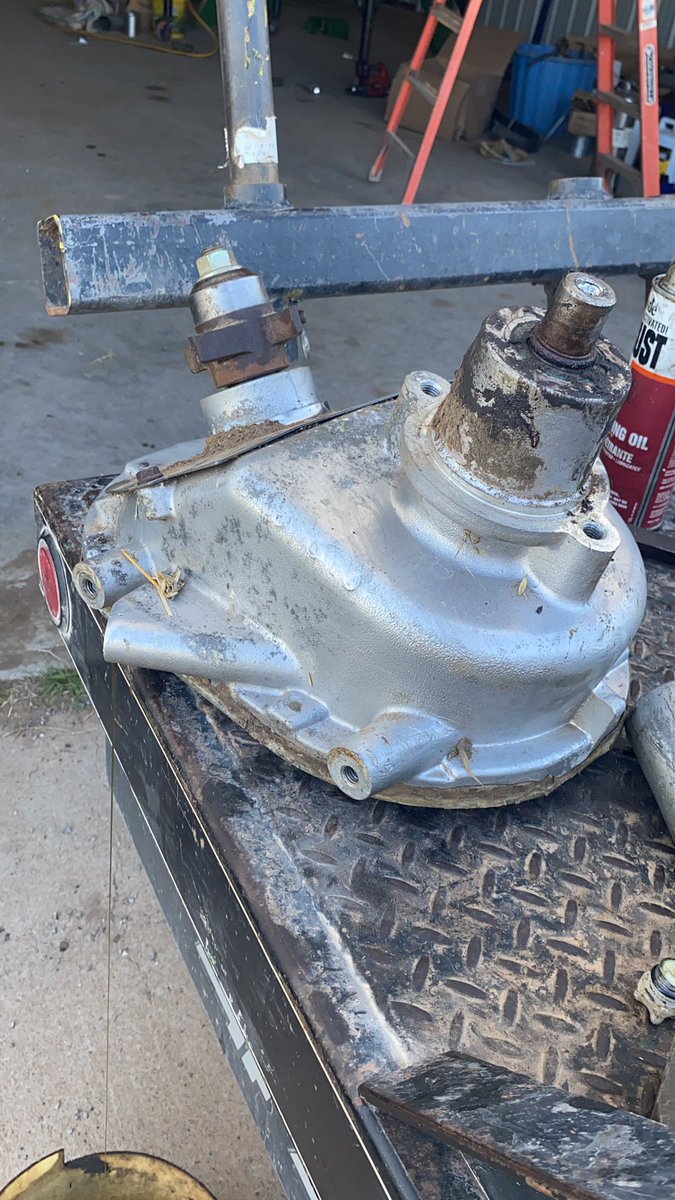 Sorrels97's tweet image. Time to rebuild my fountain auger gear case.........I’ll be glad when I start hanging parts back on this damn thing #AgTwitter #JohnDeere #harvest21prep #imtiredofspendingmoney