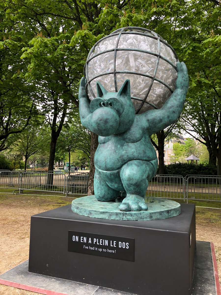 Patty Area Hayek L Art Et Le Chat Aux Champselysee Paris Geluck Taking A Break On Sunday