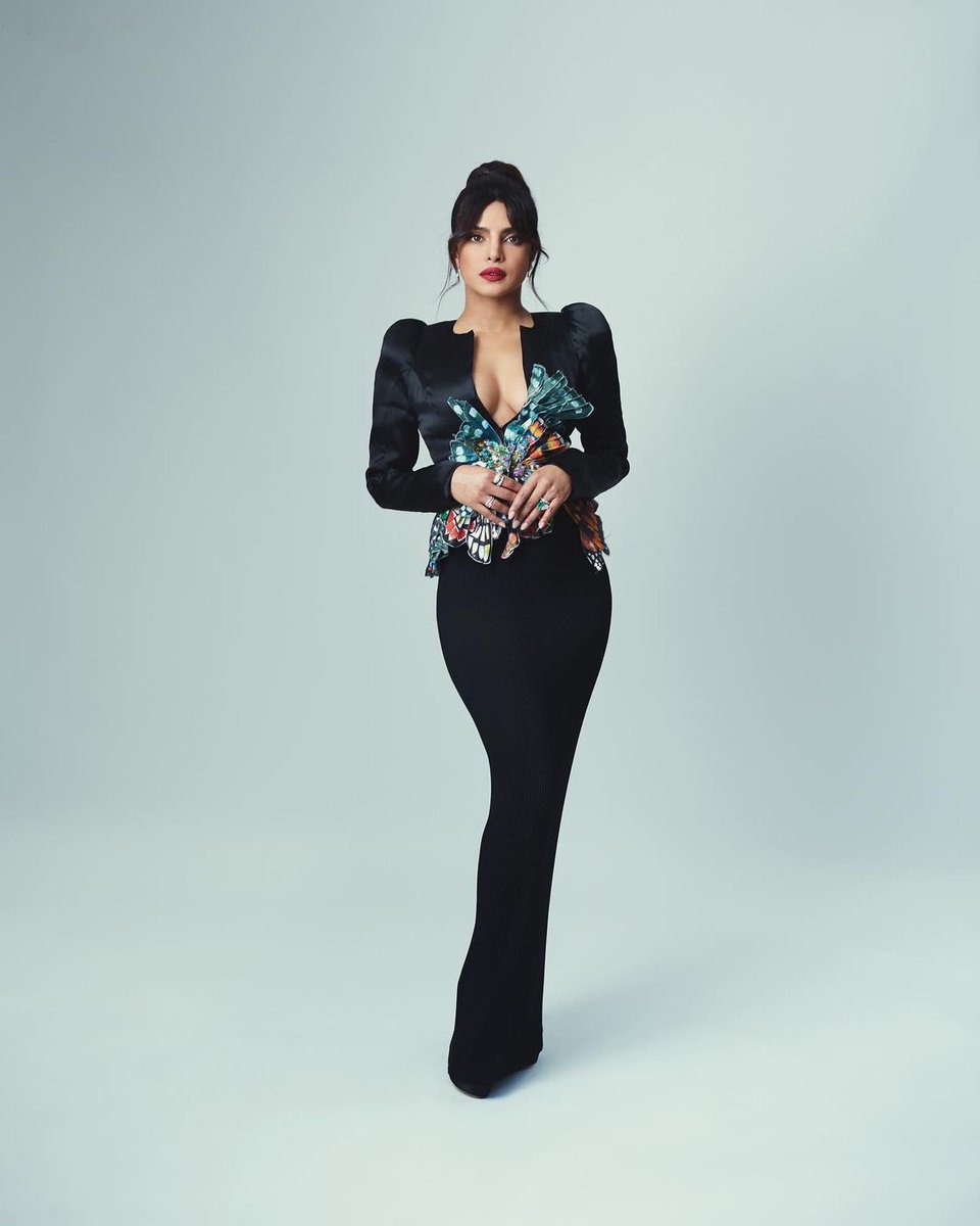 . @vogueaustralia best fashion moments from this year’s  #BAFTAs   red carpet “ @priyankachopra is a vision in Ronald van der Kemp couture and Pertegaz”  https://www.vogue.com.au/culture/red-carpet/baftas-2021-the-best-fashion-moments-from-this-years-red-carpet/image-gallery/8aea10071f09fe35aabffe5dba2f0452