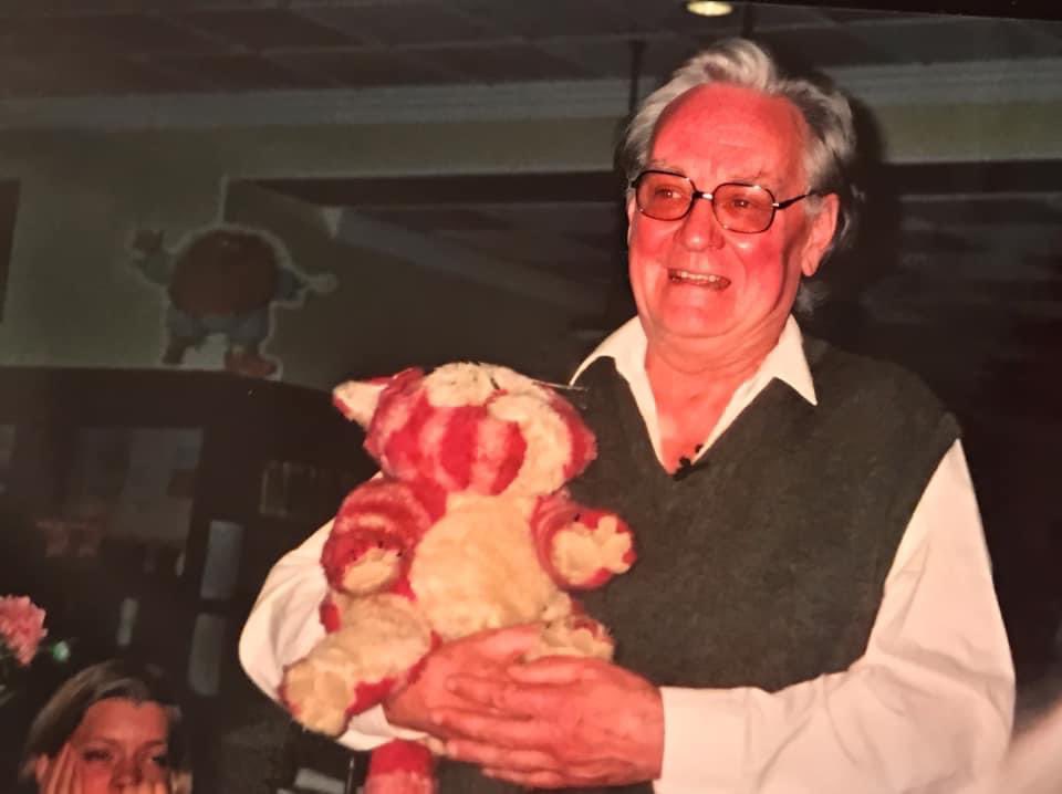 TimeLordDrew61's tweet photo. Remembering Oliver Postgate who was born on this day in 1925. #OliverPostgate #Bagpuss #PoglesWood #NoggintheNog #IvortheEngine  #Clangers  #Pingwings https://t.co/Tqk5xEtzc3