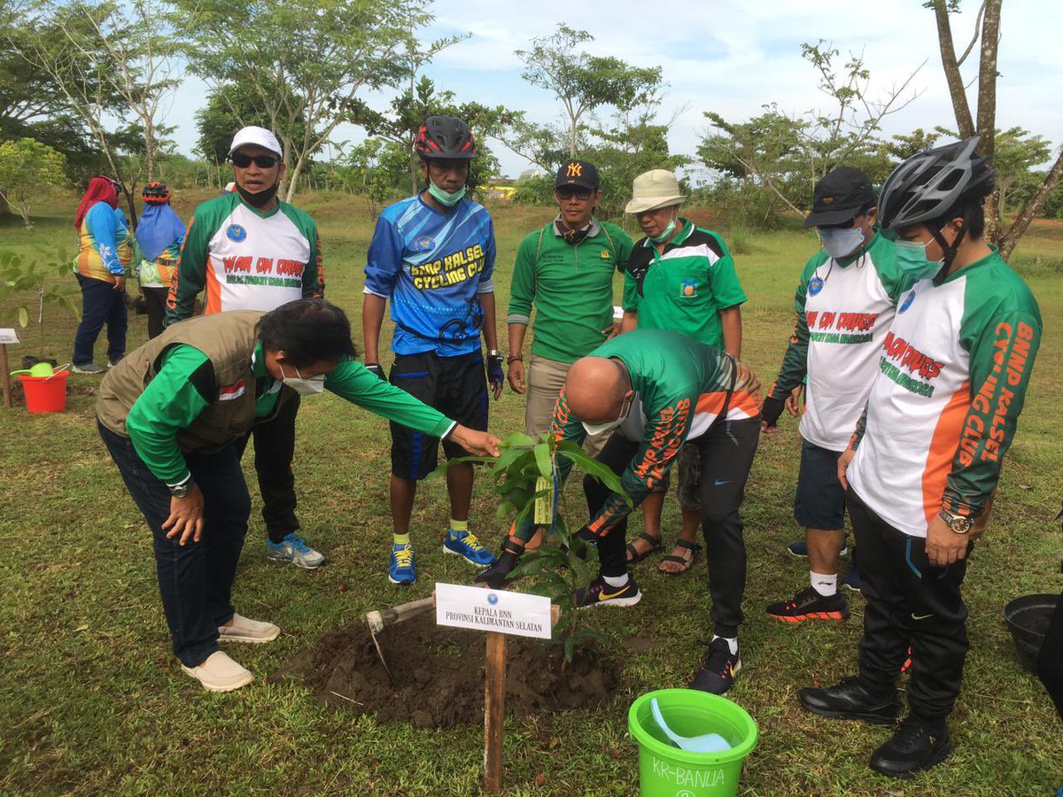 bnnpkalsel's tweet photo. BNNP Kalsel bersama Komunitas Hijau Mendukung Pemprov Kalsel Menanam Sejuta Pohon
#WarOnDrugs
#DalasHangitKadaNarkoba
#IndonesiaBersinar
#HijauBersinar
#BacktoGreen https://t.co/DIQHvijBq9