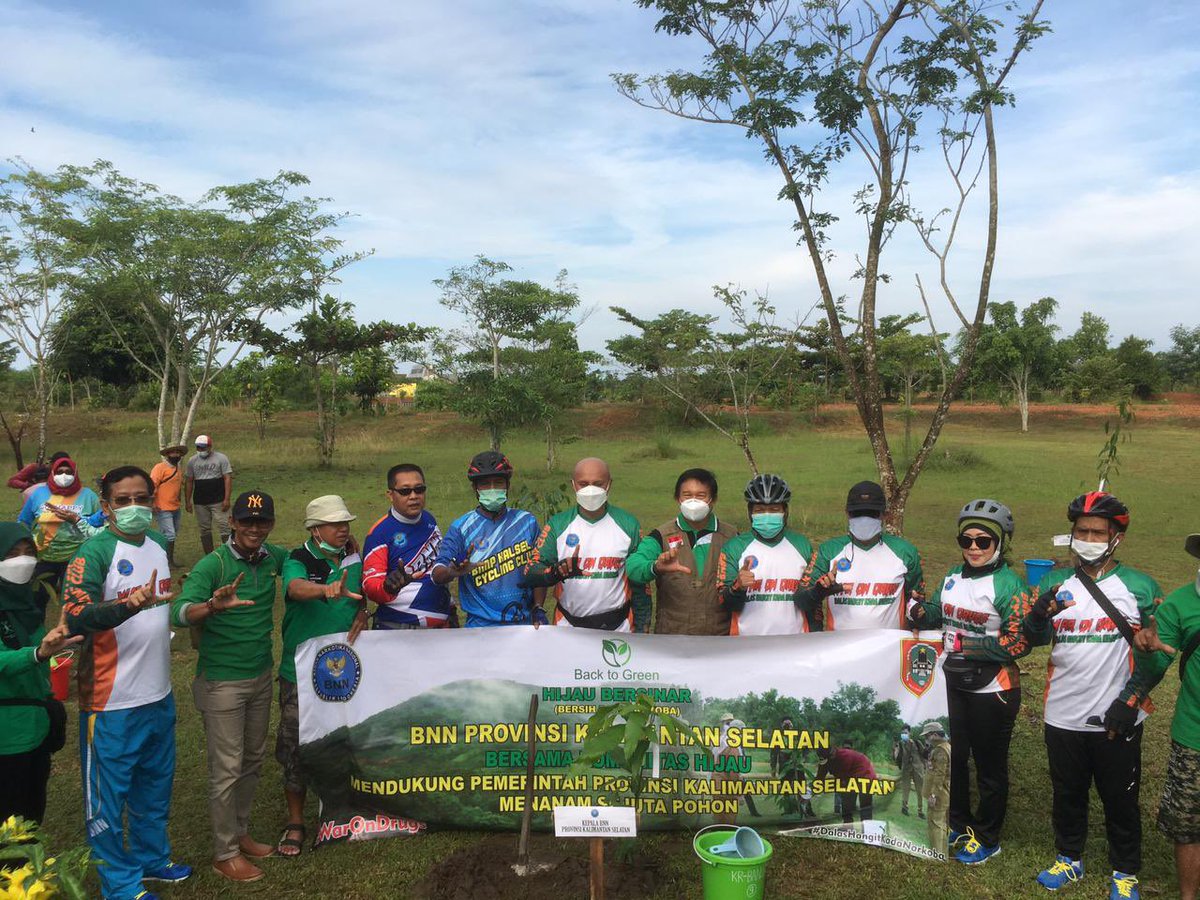 bnnpkalsel's tweet photo. BNNP Kalsel bersama Komunitas Hijau Mendukung Pemprov Kalsel Menanam Sejuta Pohon
#WarOnDrugs
#DalasHangitKadaNarkoba
#IndonesiaBersinar
#HijauBersinar
#BacktoGreen https://t.co/DIQHvijBq9
