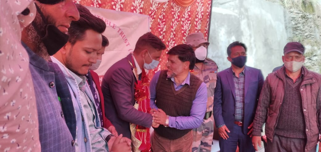 SannaWasim's tweet photo. The Sub-Divisional Administration Gandoh felicitated ace Shooter Chain Singh who won the Gold medal in ISSF world cup in 50 MTR Rifle 3 position team event. 
#IndianArmy #doda #chainsingh #timesofindia https://t.co/82oT9O3Y3K