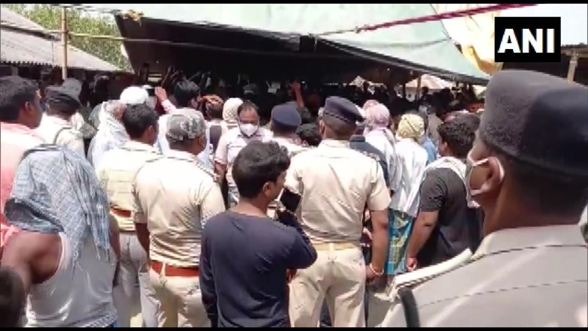 Bihar: Last rites of both SHO Ashwini Kumar and his mother were performed together yesterday at their village in Purnia district. SHO of Kishanganj Police Station Ashwini Kumar was beaten to death by a crowd in Uttar Dinajpur, West Bengal on April 10.