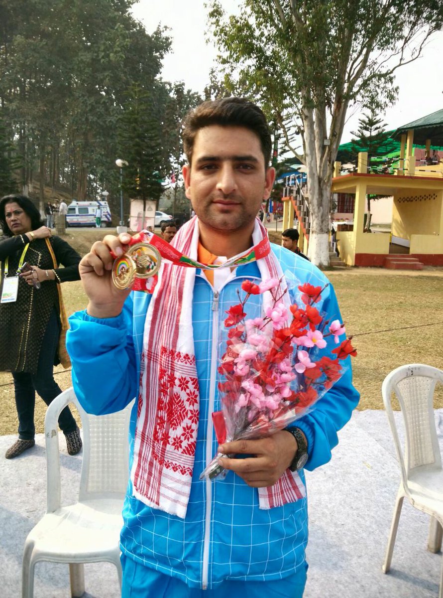 ShahImtiyaz90's tweet photo. The Sub-Divisional Administration Gandoh felicitated ace Shooter Chain Singh who won the Gold medal in ISSF world cup in 50 MTR Rifle 3 position team event. 
#IndianArmy #doda #chainsingh #timesofindia https://t.co/36EdFBMEIT