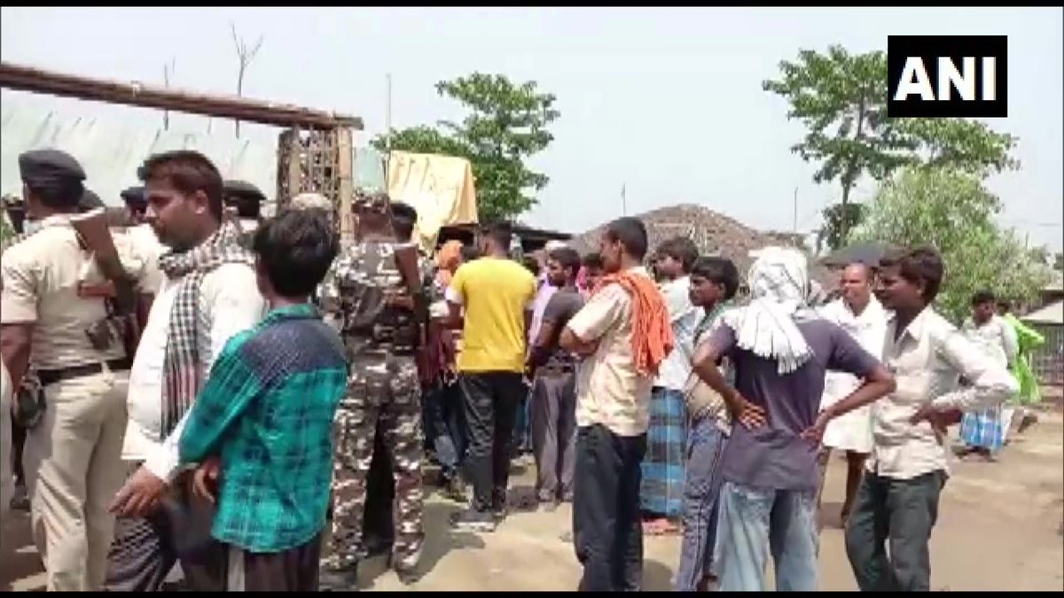 Bihar: Last rites of both SHO Ashwini Kumar and his mother were performed together yesterday at their village in Purnia district. SHO of Kishanganj Police Station Ashwini Kumar was beaten to death by a crowd in Uttar Dinajpur, West Bengal on April 10.