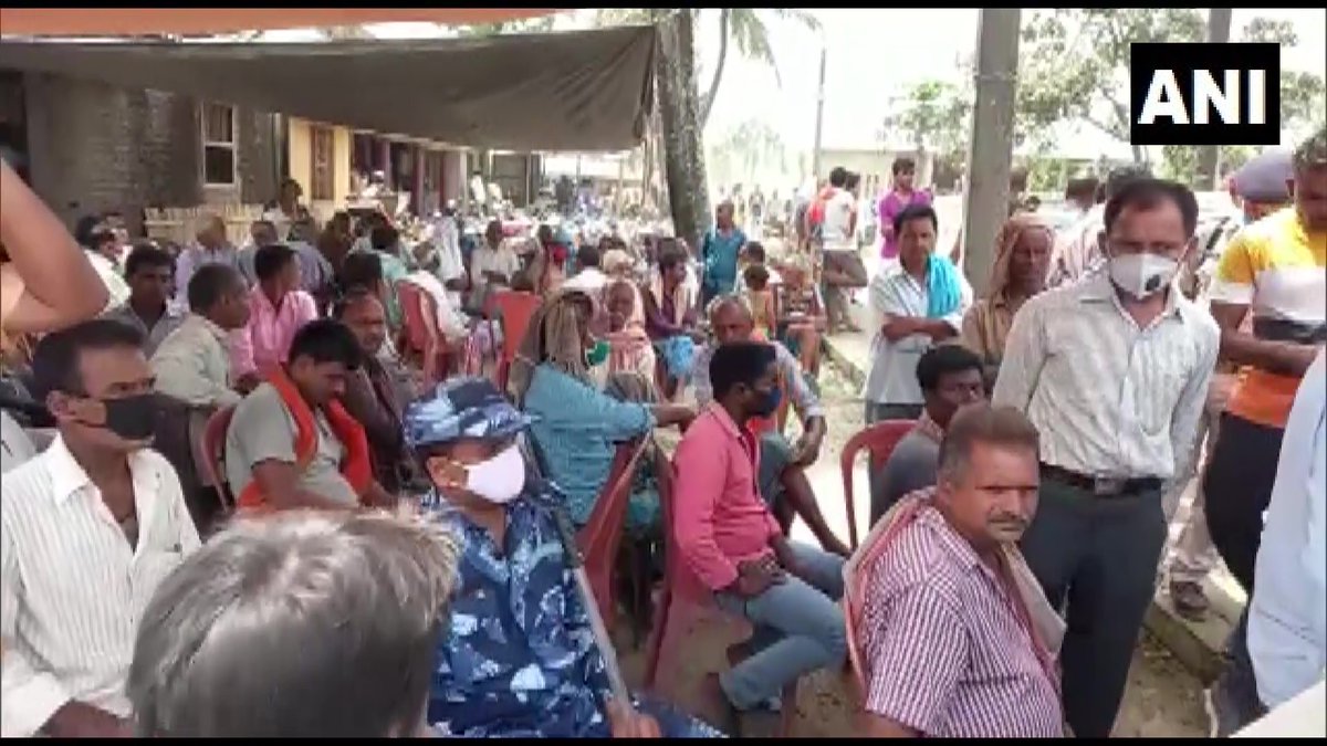 Bihar: Last rites of both SHO Ashwini Kumar and his mother were performed together yesterday at their village in Purnia district. SHO of Kishanganj Police Station Ashwini Kumar was beaten to death by a crowd in Uttar Dinajpur, West Bengal on April 10.