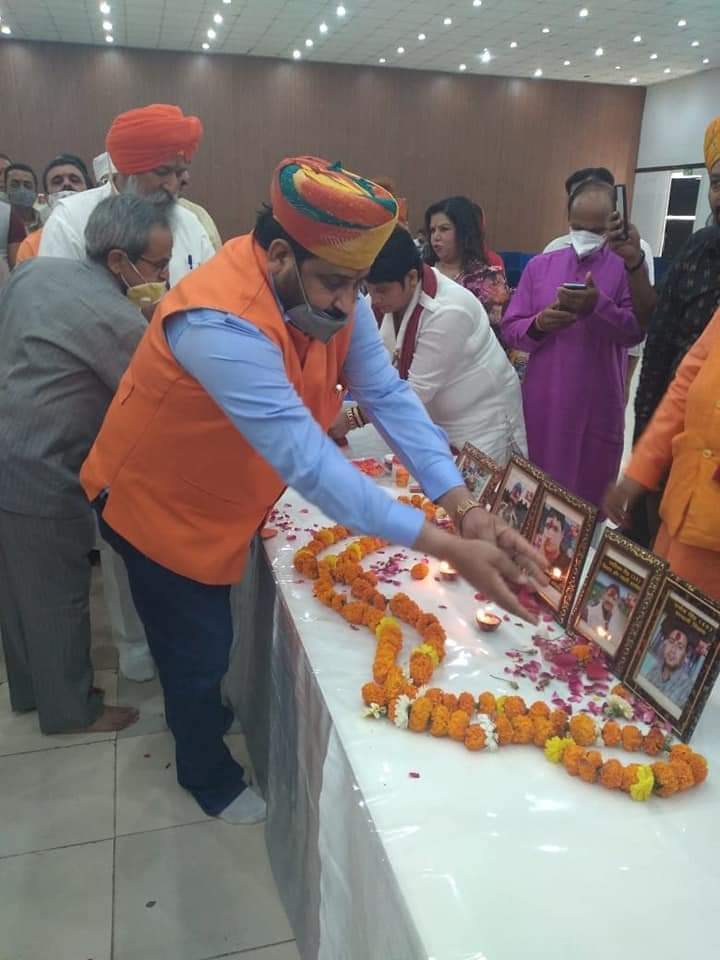 rrksoffice's tweet photo. #मधुबनीनरसंहारकाण्ड 
#राजपूत_समाज के सभी संगठनों ने 2 मई को #मधुबनी #बिहार कूच करने का किया ऐलान पुरे देश से लाखो क्षत्रिय पहुचेगे मधुबनी बिहार ....
2 मई को देश भर से #लाखो की संख्या में #क्षत्रिय मधुबनी बिहार पहुचेगे। 
#karnisena #ssg #bihar #india #COVID19 https://t.co/ZpOWIZif5G