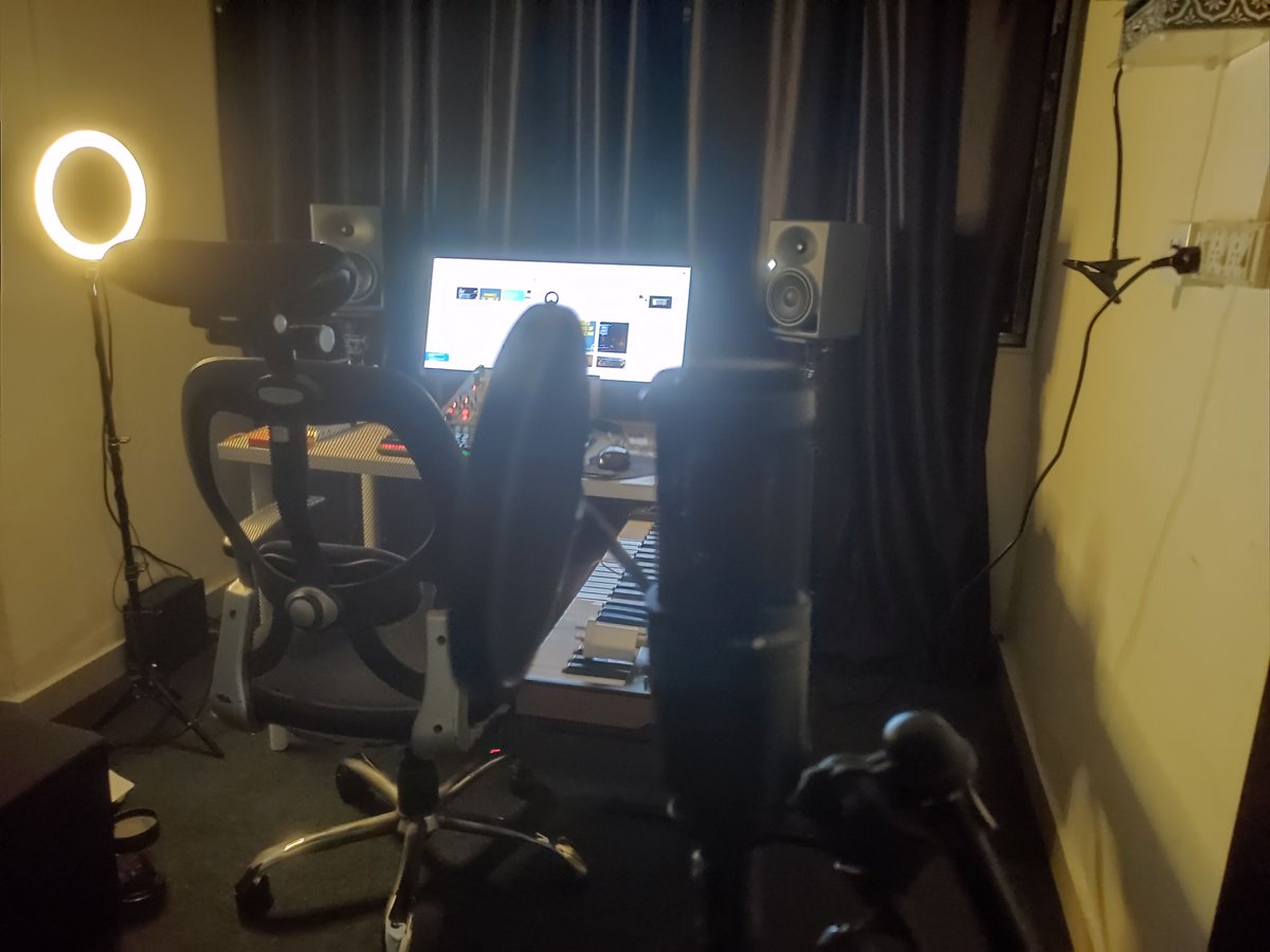Need dem sound panels.
.
.
.
#music #musician #musicproduction#artist #studio #homestudio #routine #home #homesweethome #techno #neumanns #audiotechnica #at2020 #light #brown #yellow