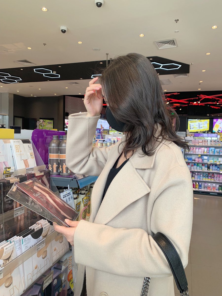 @limerencem 周末和闺蜜逛街！居然在屈臣氏看到了涞觅的产品！摆在最显眼的位置！基本上线上日常款在屈臣氏货架上都有，以后想买涞觅丝袜又多了一种选择，可以直接去屈臣氏买不用等快递了！涞觅威武！ https://t.co/3cUvUT2m1Q