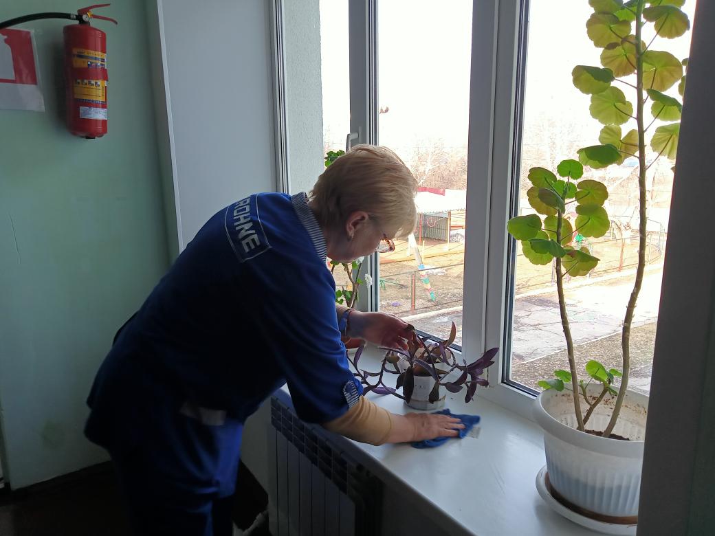 Несмотря на то, что в школе каникулы, дезинфекция учреждения и санитарная обработка поверхностей не прекращается. Такая работа выполняется ежедневно с применением специальных обеззараживающих средств, которые разрешены для использования в детском учреждении.