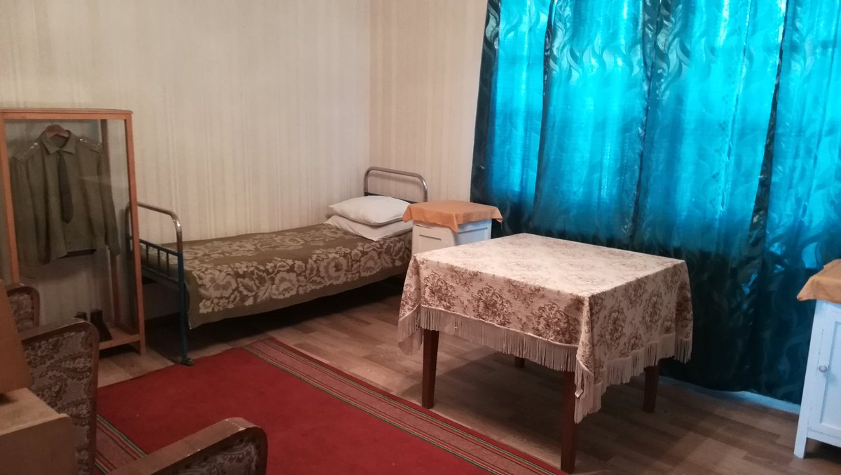 La casa nel Cosmodromo di Baikonur dove Yuri #Gagarin passò la notte prima del lancio e il letto dove dormì. Sono passati esattamente 60 anni. Mie foto del luglio 2019, poco prima della partenza di <a href="/astro_luca/">Luca Parmitano</a>