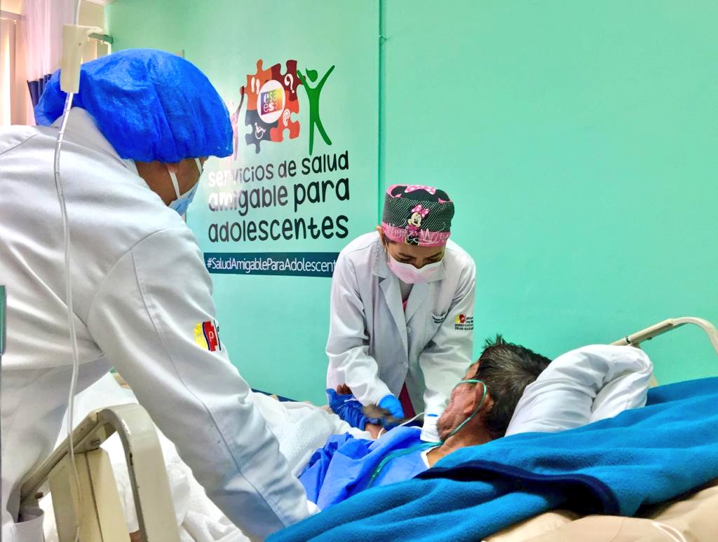 Salud_Loja's tweet photo. #Saraguro | Alfredo Vera, Coordinador Zonal 7-Salud, constata el funcionamiento  operativo del Hospital Básico de #Saraguro, recorrió el área de emergencias y hospitalización,  además  de verificar el stock de medicamentos para atención de sus usuarios. https://t.co/DKPSMospOd