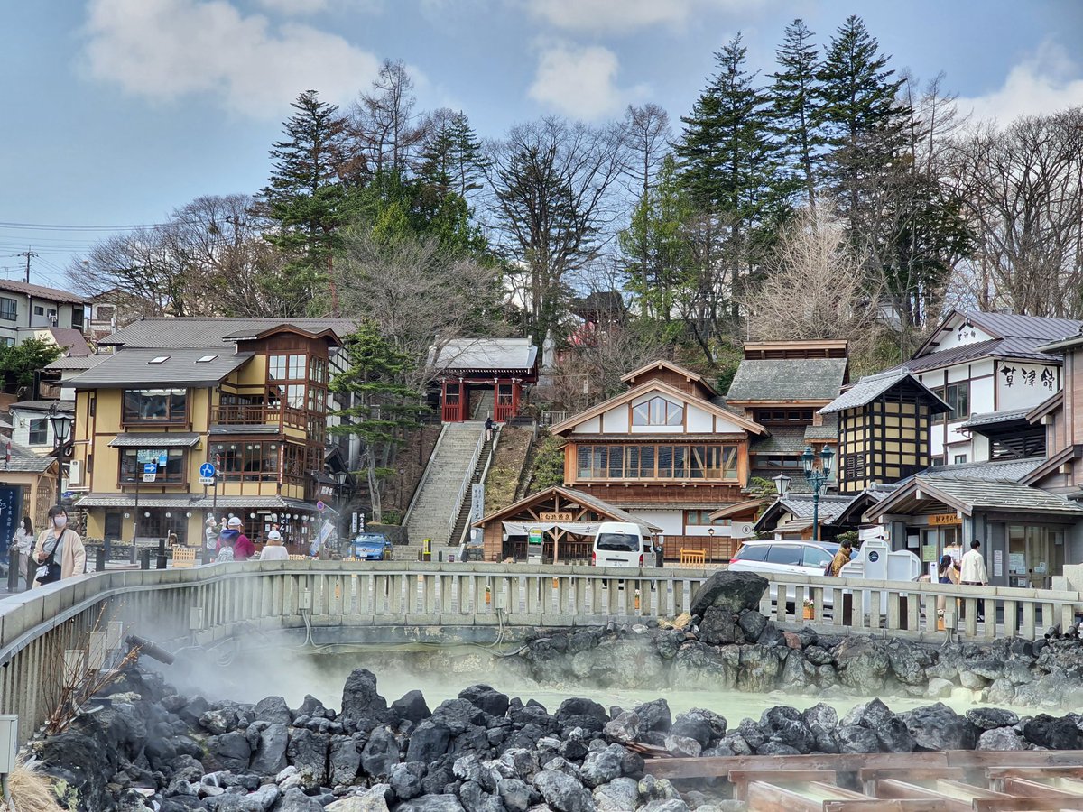 お宿 平の家 今日の湯畑 おはようございます 現在の天気は晴れ 気温は9 C 今日の天気予報では 晴れ予報となり 過ごしやすい一日になりそうです 散策日和だと思いますが 気温はあまり高くならないので暖かい服装でお出かけください 皆様のお