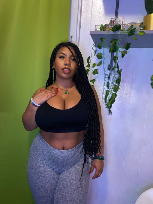 On chill 🖤 https://t.co/l9o0JPOdCR