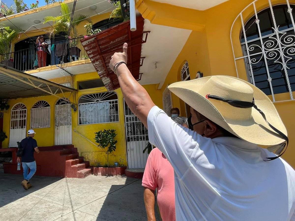 SanAmilcar's tweet photo. Como pez en el agua con el pueblo #Acapulco. Les informo que en Guerrero logré prohibir viajes en 1era clase a servidores públicos. Los gobiernos pasados gastaban hasta $250 mil por cada viaje https://t.co/DxkvBAhgzI Comparto ley que impulsé y aprobamos👇🏾 https://t.co/eYMVoXyW6j https://t.co/blMsTuV13A