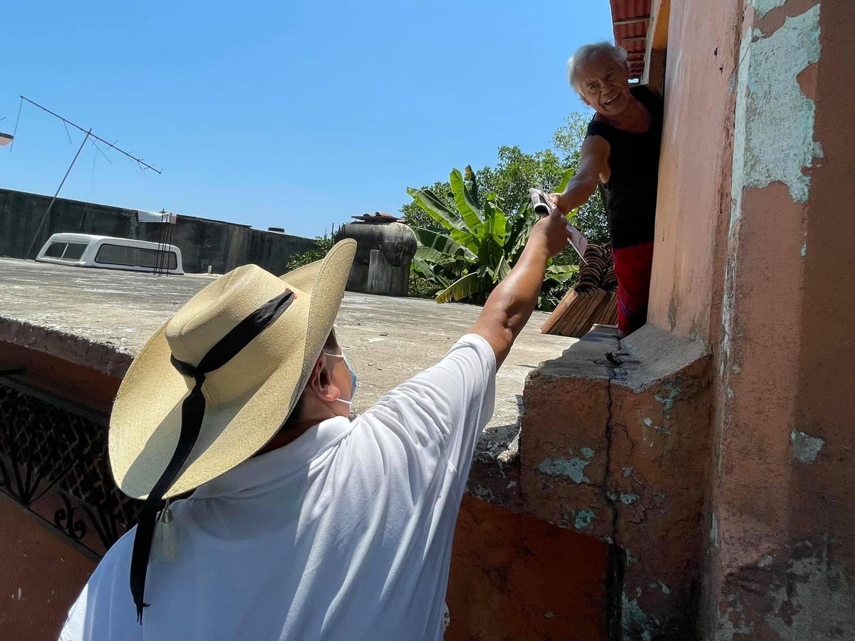 SanAmilcar's tweet photo. Como pez en el agua con el pueblo #Acapulco. Les informo que en Guerrero logré prohibir viajes en 1era clase a servidores públicos. Los gobiernos pasados gastaban hasta $250 mil por cada viaje https://t.co/DxkvBAhgzI Comparto ley que impulsé y aprobamos👇🏾 https://t.co/eYMVoXyW6j https://t.co/blMsTuV13A