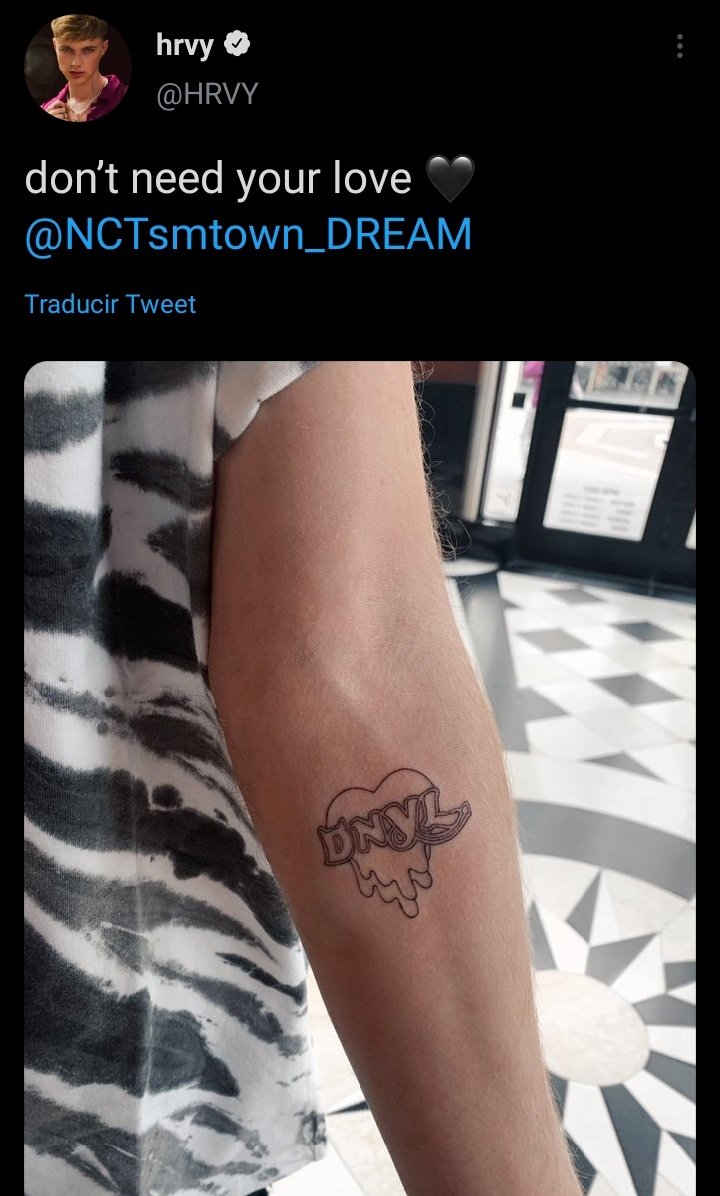me_mude_jeje's tweet image. enserio hrvy quiere mucho a dream, a pesar de que solo tuvieron una colaboración, se nota el cariño que les tiene, se hizo hasta un tatuaje del logo de su colab, no doy más, me voy a llorar

@NCTsmtown_DREAM @HRVY