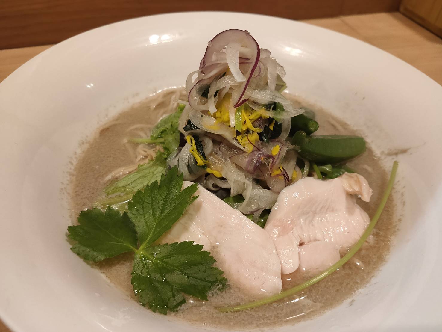 麺屋m 毎度ありがとう御座います 本日も短縮営業となります 今日の限定商品は高級魚として珍重され料亭等で天ぷらや煮 魚で好まれ石川県産のニギスを使いました ニギスそば と旨みの詰まったスープを残さず楽しんで頂ける とろろ昆布茶漬け を御用意して