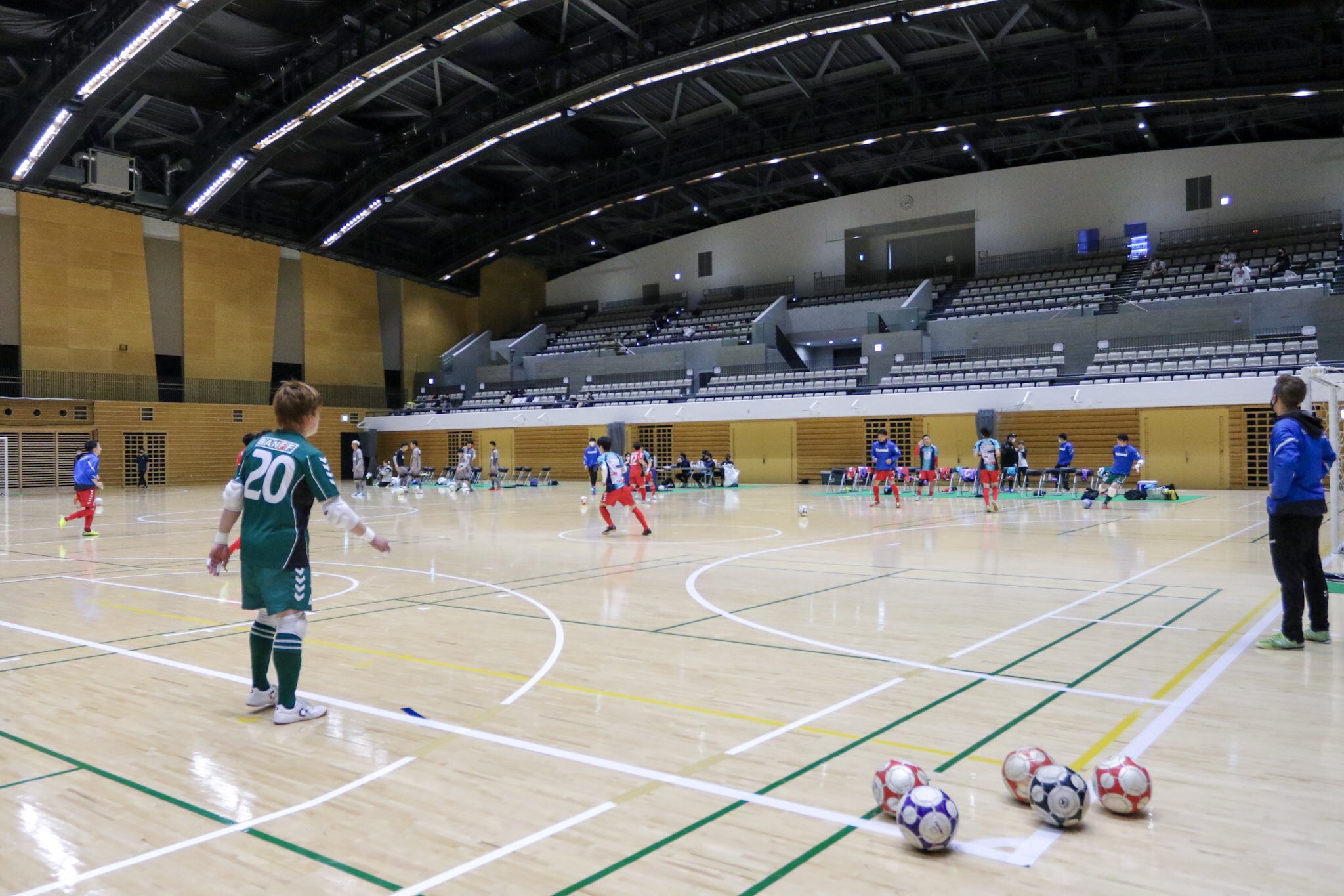 Banff Tokyo 東京都フットサルリーグ所属 第2節インサイドストーリー 1 第2節も広報部tamaさんに撮影していただきました まずはアップ Amp 集合写真と試合前の様子を アップ ではスポンサープラシャツ Amp チームピステを着て 試合前にユニフォーム