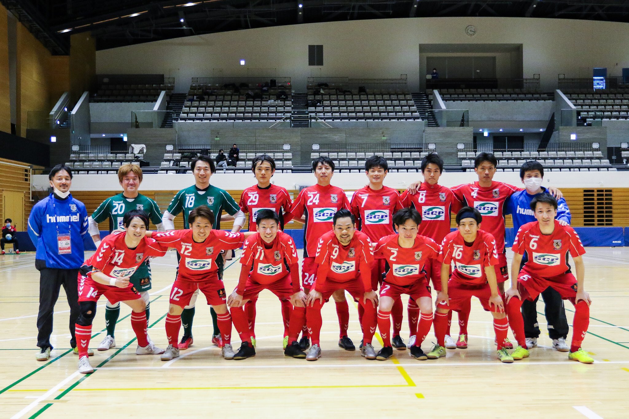 Banff Tokyo 東京都フットサルリーグ所属 第2節インサイドストーリー 1 第2節も広報部tamaさんに撮影していただきました まずはアップ Amp 集合写真と試合前の様子を アップ ではスポンサープラシャツ Amp チームピステを着て 試合前にユニフォーム