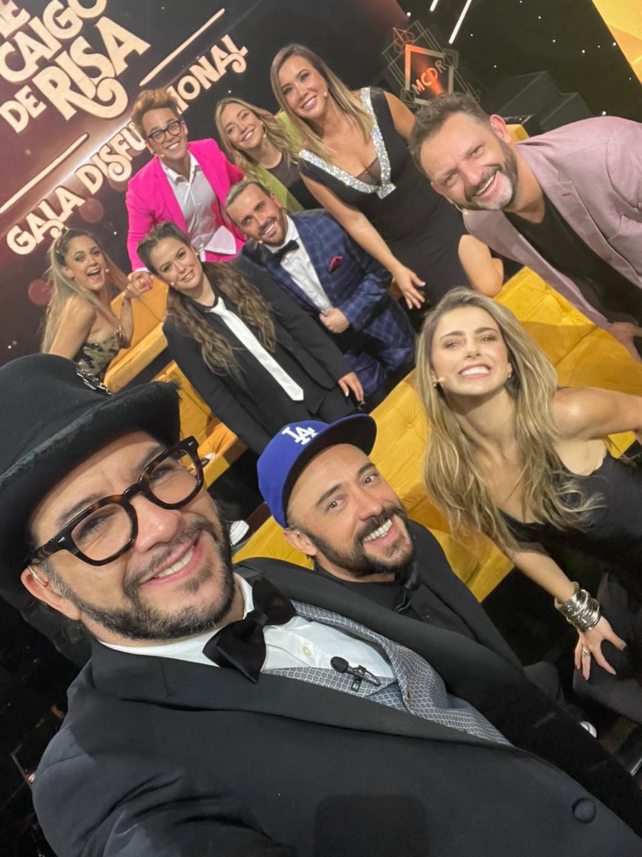 MeCaigoDeRisa's tweet photo. ¡Oigan, qué guapetones en la foto familiar! 😏 #MCDRLaGala https://t.co/yk9prz86q0