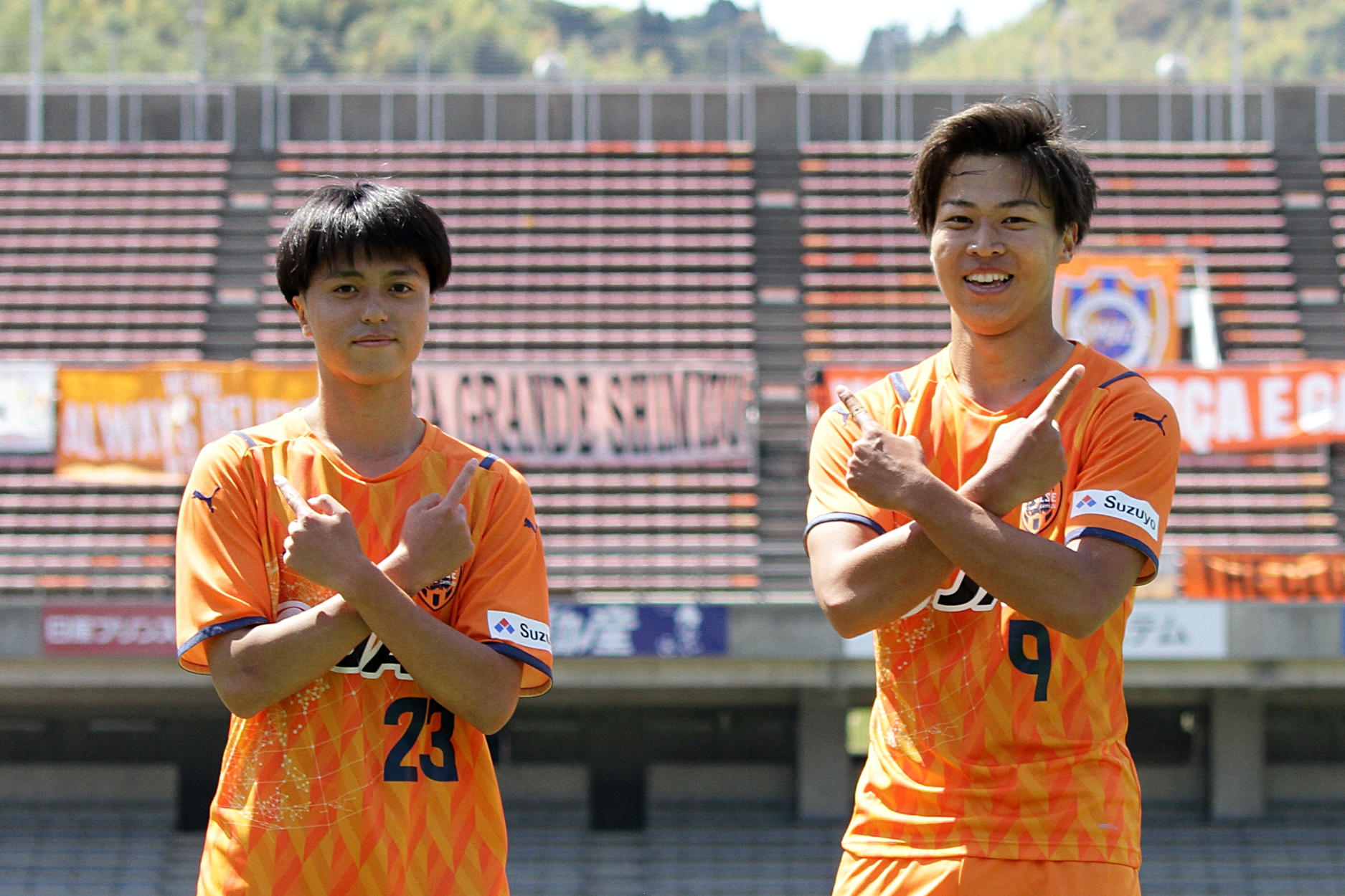 川端 暁彦 決勝点の清水エスパルスユースfw千葉寛汰 右 と 交代出場で勝利に貢献したmf安藤阿雄依 左 がゴール後に ポーズは事前に決めていたそうです 笑 千葉は怪我で苦しんできただけに 決勝点はちょっと心にグッとくるものがあったようで