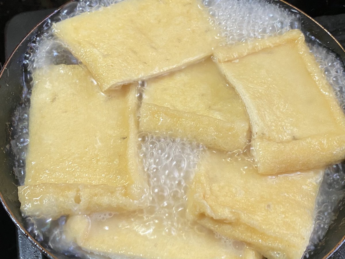 オオバ タン V Twitter 最近 冷凍油揚げは味噌汁に使うにしても毎回切る幅を変えたくなることが多いのでこういう状態で油抜きして冷凍している