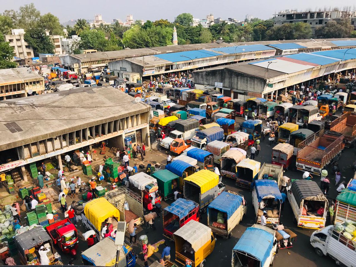 kiran_nimbhore's tweet photo. #punelockdown
#punemarket
#weakendlockdown चा काय उपयोग होणार असे म्हटल्यावर...
एक दिवस उ���वास करायचा आणि दुसऱ्या दिवशी दुप्पट खायचं अशी गत झाली या लॉकडाऊन ची..
मनाचा ब्रेक उत्तम ब्रेक या रस्त्यावरील पाट्या आता गल्लोगल्ली लावणे गरजेचे आहे. @InfoDivPune @puneripatyaa https://t.co/IMvYe44CfR