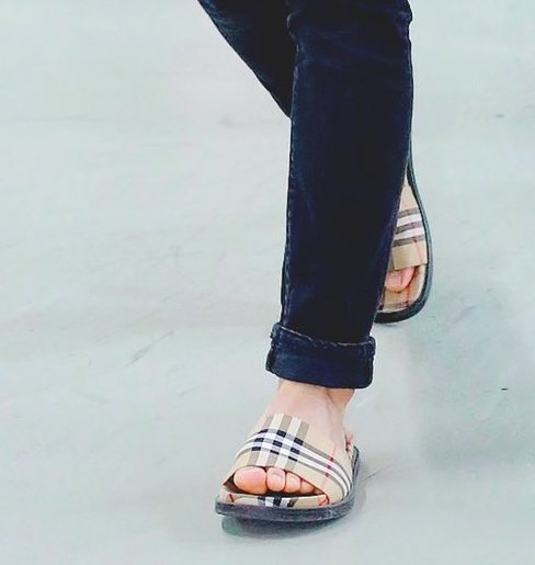 ใส่รองเท้าแตะไม่ดีตรงไหน เจอแตะบาเบอร์รี่หน่อยมั้ยย ดูเท้าอินจุนสิคะ ขาวกว่าหน้าชั้นอีก