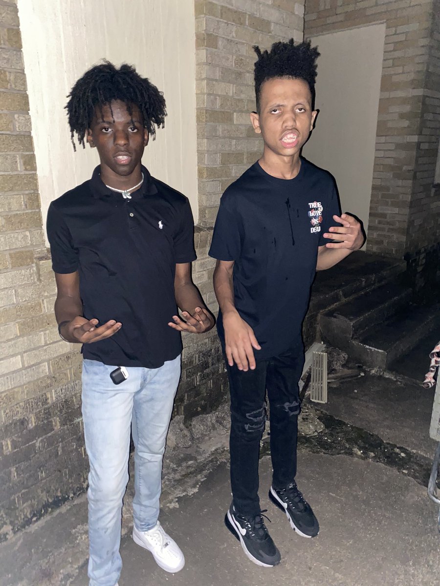 iamkb_318's tweet photo. Never leave my brudda like a soulja do.🖤🤞🏾🩸 #3LB🖤🩸 #BB5L🖤👶🏾 #lldababies🖤🥀 I LOVE YOU FOREVER LI BRUDDA MY DAY ONE NIGA 🤝🖤🩸 https://t.co/AGVicfsTrq