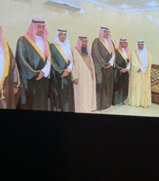 من ألبوم زواجي 😎 زواج عائلي مبارك 1433
الوالد (اسال الله ان يمتعه بالصحه والعافيه)يتوسط اخواني من اليمين:
متعب بن فيحان ابن هدباء
عبدالله حاكم الفغم
هزاع بن بدر الدويش
سلطان بن ماجد الدويش