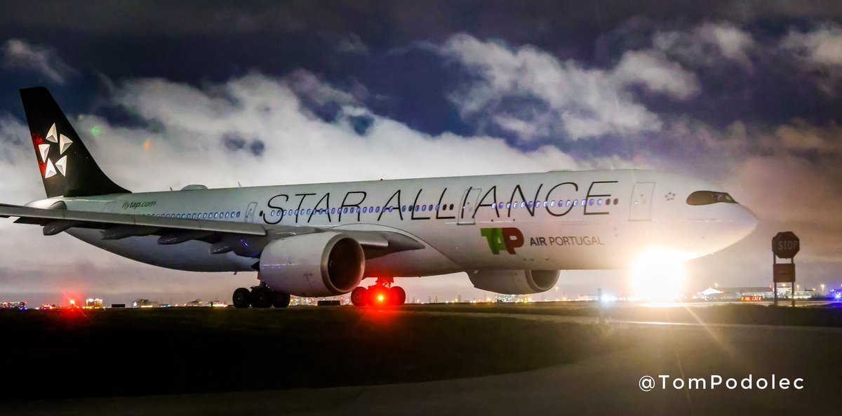 TomPodolec's tweet photo. PHOTO TAP Air Portugal #TP262 in Star Alliance livery taxiing for departure to Lisbon from Toronto, runway 06L. 
CS-TUK Airbus A330-900 https://t.co/nQ7CIpfuZx
