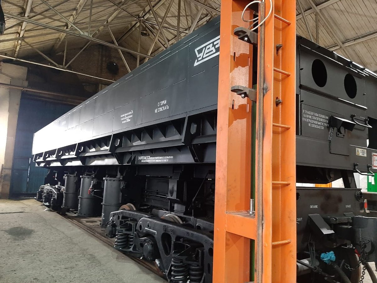 vmznews's tweet image. НОВАЯ МОДЕЛЬ ДУМПКАРА 33-9985-01 ГОТОВА К СЕРИЙНОМУ ПРОИЗВОДСТВУ

Уральское конструкторское бюро вагоностроения разработало вагон-самосвал (думпкар) модели 33-9985-01 с увеличенной грузоподъемностью. Опытный образец изготовил КОЛЛЕКТИВ ВМЗ

#ВМЗ #УВЗ #УКБВ #вагон #думпкар