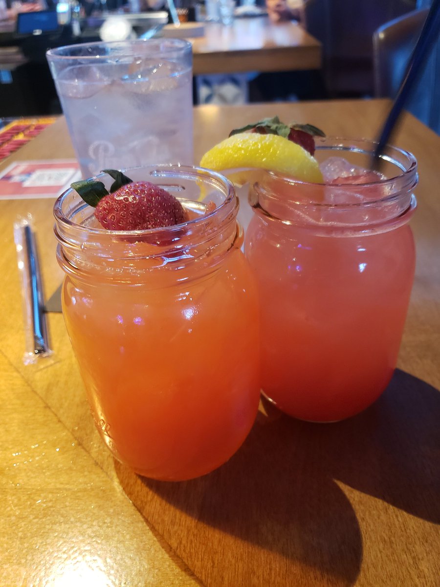 tommy_cubillas's tweet image. What a wonderful weekend of Fruity Drinks with my amazing friends and family! @ashley_schiele #FruityDrinks #AshleyandTommy