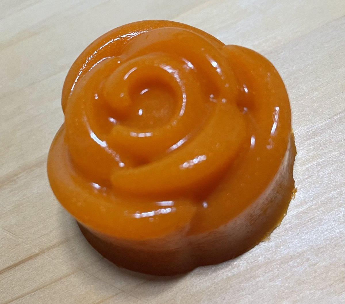 Invierno_al's tweet image. 장미 모양 귤양갱. 제주남자네 비가름귤만 갈아서 만듬.