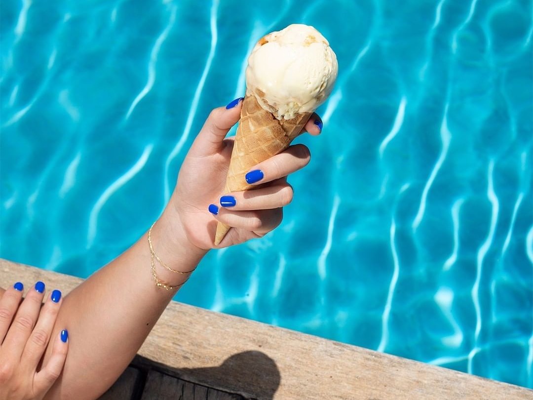 HPCHydePark's tweet photo. Take a dip with @Pauls_Homemade 'Summer Pool Party'  🏖️🍦

This unique scoop is inspired by zesty tropical flavours like citrus &amp; granadilla, moreish poolside snacks of salted peanuts &amp; pretzels 🥨

#MadeToEnjoy #IceCream https://t.co/T0ijjlf48M