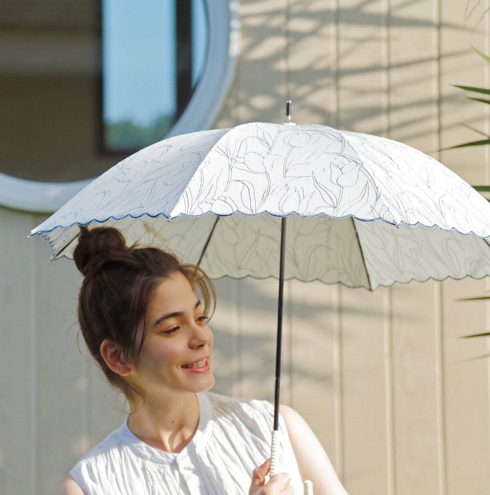 Because 本日はチューリップ柄の刺繍を施した日傘をご紹介します 花柄だけど甘すぎないデザインでコーデに合わせやすいアイテムです Tulip Embroidery 瑞々しいラインのチューリップ刺繍 眩しい日差しに映える涼しげな日傘 T Co