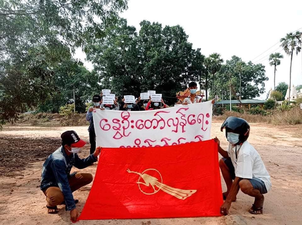 SpringBago's tweet photo. Bago Anti Coup protesters in West of Bago
Spring Revolution Strike on Apr 12.
No matter how the junta oppressed, We will never give Up

#WhatsHappeningInMyanmar
#Apr12Coup
#MilkTeaAlliance https://t.co/0nf5hYBCPi