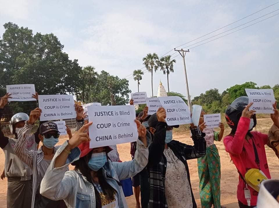 SpringBago's tweet photo. Bago Anti Coup protesters in West of Bago
Spring Revolution Strike on Apr 12.
No matter how the junta oppressed, We will never give Up

#WhatsHappeningInMyanmar
#Apr12Coup
#MilkTeaAlliance https://t.co/0nf5hYBCPi